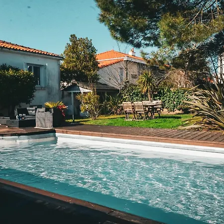 Сasa de vacaciones Belle Maison De Avec Piscine - 8 Personnes *
